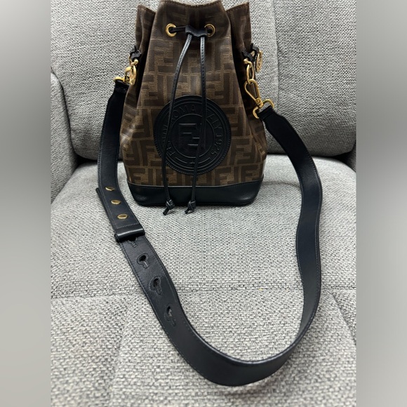 Authentic Fendi bucket - Picture 1 of 15